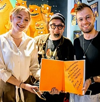 Известный художник Вася Ложкин подарил историческому факультету ЯрГУ книгу с автографом и пожеланиями успехов новой образовательной программе «Управление культурными ресурсами и креативными индустриями»